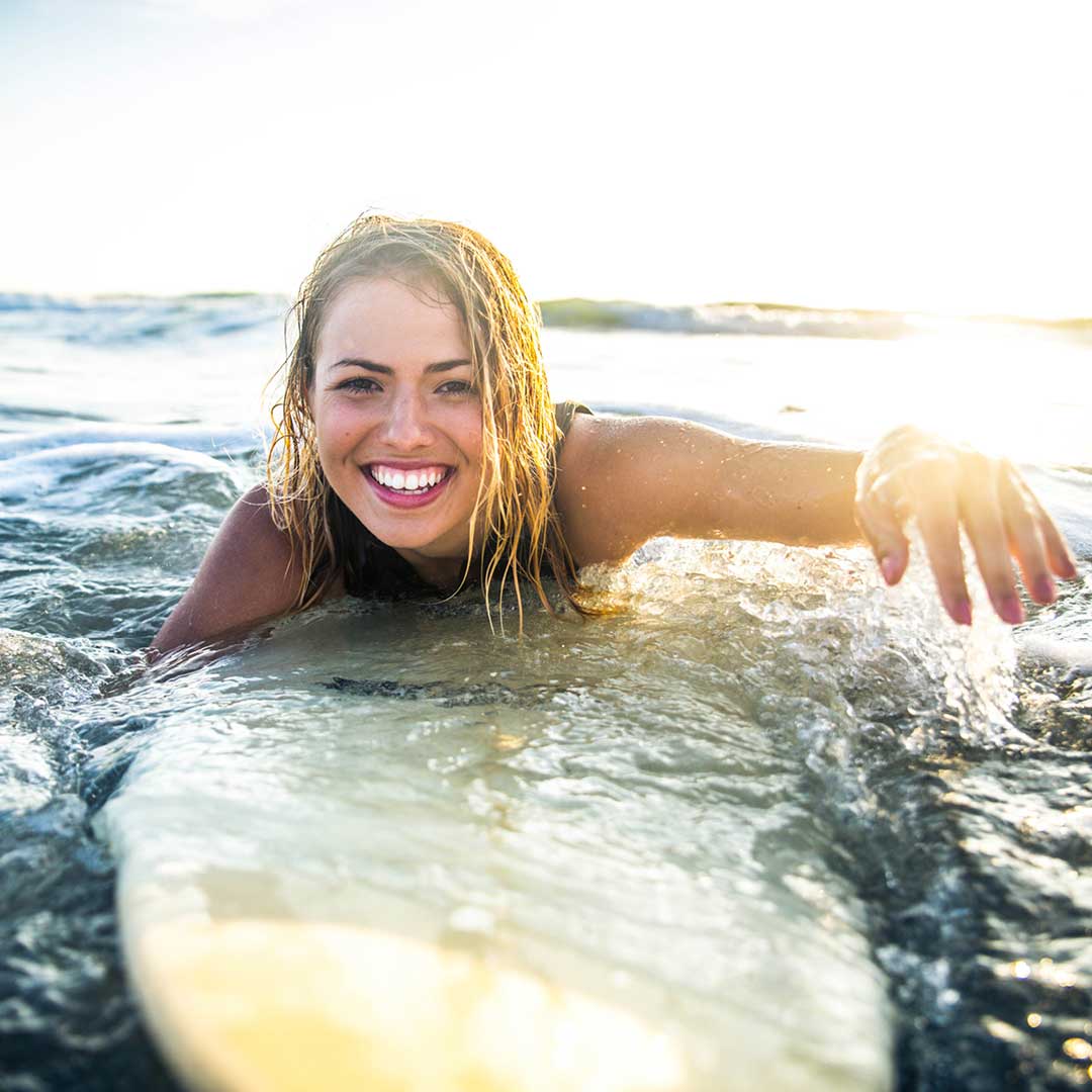 Frau auf einem Surfboard im Wasser