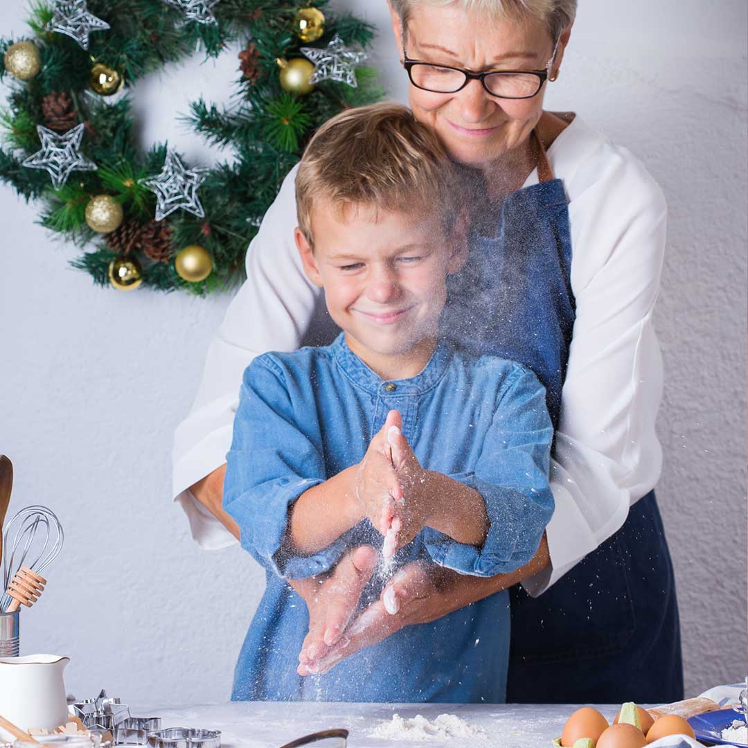 Großmutter und Enkel backen Weihnachtskekse