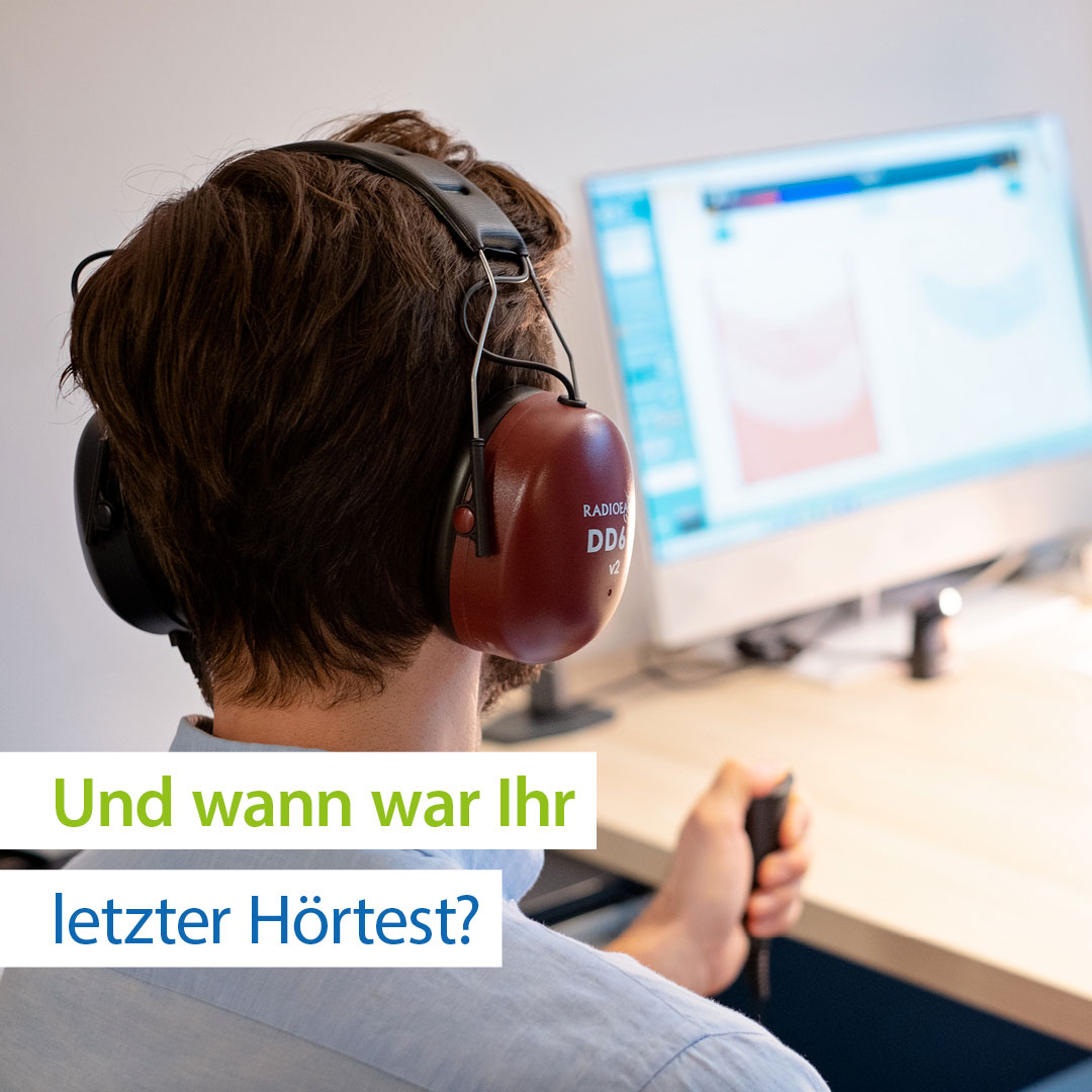 Bergmann_April_27 Mann mit Kopfhörern beim Hörtest