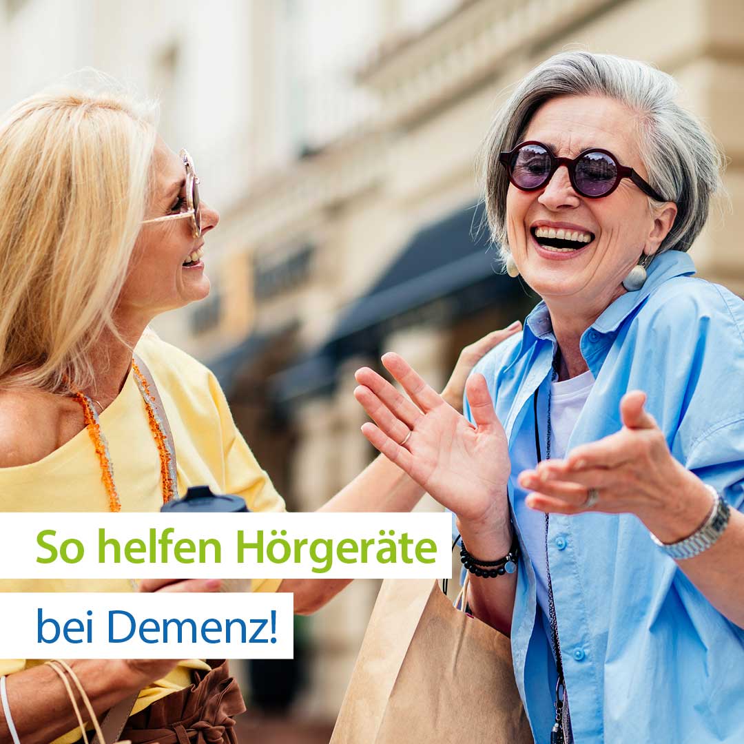2 ältere Frauen lachen beim Shopping